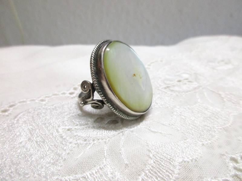 Boho Hippie Großer Silberring Mit Ovalem Perlmutt Größe 65 20, 75 Mm Damenring Geschenk Ring Silber Perlmuttring Herrenring von KunsthaeuschenDeling