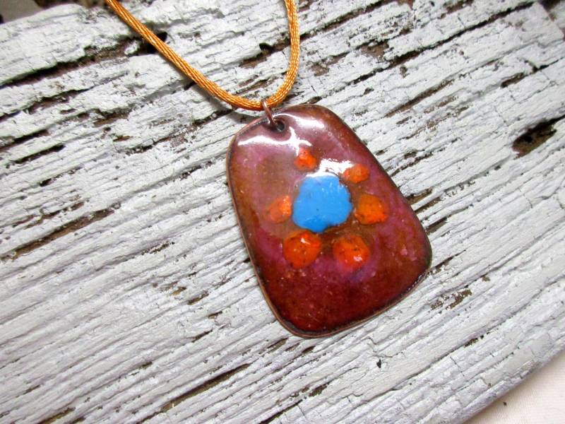 Emaille Anhänger No. 133 Rot Blau Blume Aus Kupfer Emailliert Handarbeit Unikat Mit Halskette Emailleschmuck Hippieschmuck Boho von KunsthaeuschenDeling