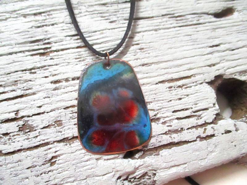 Emaille Anhänger No. 142 Rot Blau Schwarz Aus Kupfer Emailliert Handarbeit Unikat Mit Halskette Emailleschmuck Hippieschmuck Boho von KunsthaeuschenDeling