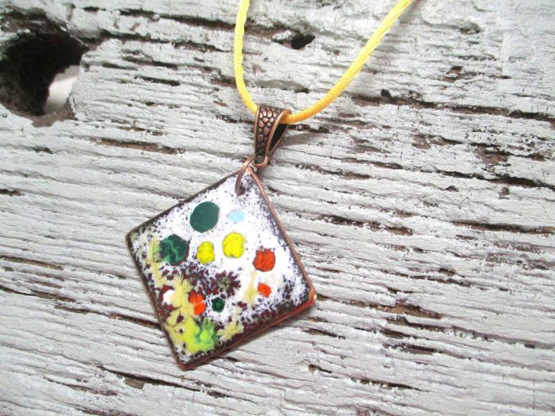 Emaille Schmuck Anhängerno. 204 Auf Kupfer Handarbeit Unikat Weiß Bunt Eckig Quadratisch Tupfen von KunsthaeuschenDeling