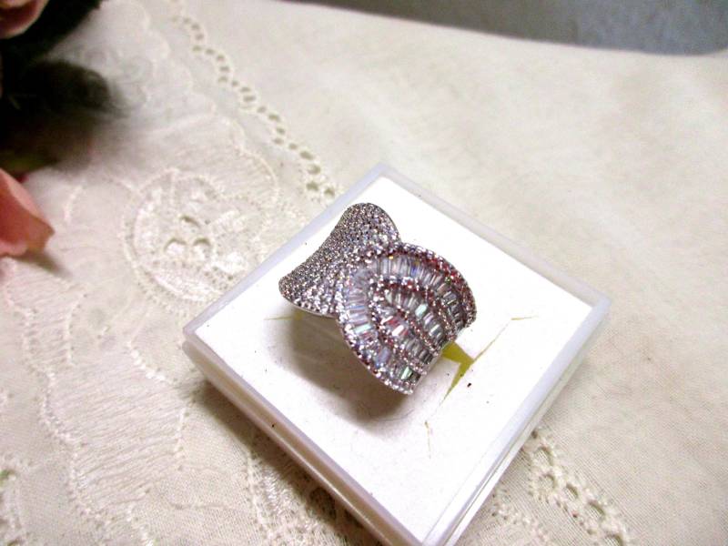 Eyecatcher Wundervoller Breiter Massiver Silberring Besetzt Mit Weißen Zrikonia Pavé Gr.57 18, 00 Mm Geschenk Für Sie Damenring 925 von KunsthaeuschenDeling