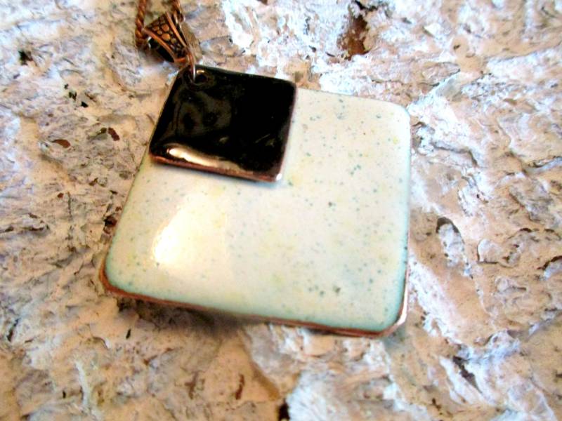 Halskette Mit Doppeltem Anhänger Emaillie Auf Kupfer No 383 Weiß-Schwarz Unikat, Handarbeit Halskette Mit Doppeltem Anhänger Emaillie Auf Kupfer No 383 Weiß-Schwarz Unikat, Handarbeit von KunsthaeuschenDeling