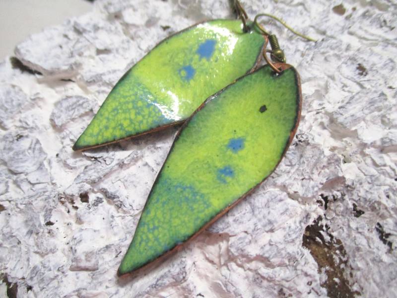 Handgearbeitete Ohrhänger Blatt Blau Grün Gelb No. 229 Hängeohrringe Emaille Auf Kupfer Handarbeit Unikat Emailliert von KunsthaeuschenDeling