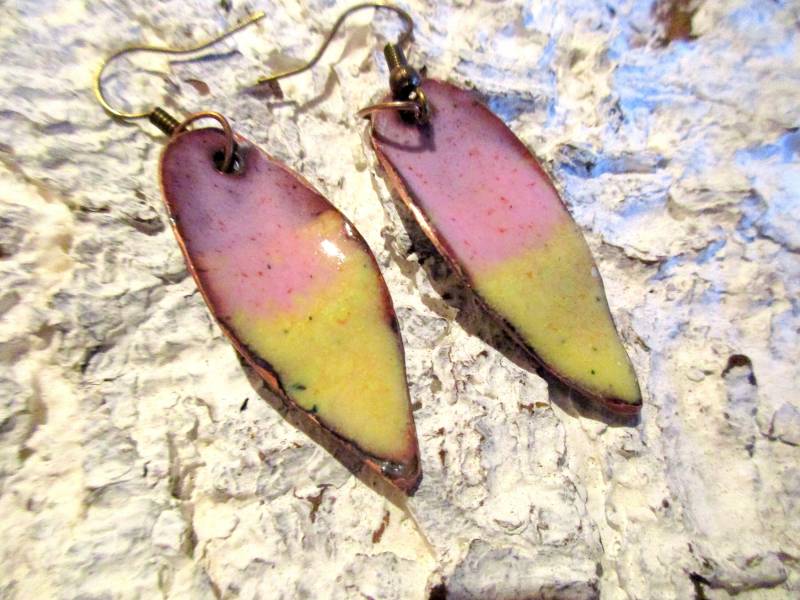 Handgearbeitete Ohrhänger Blatt Gelb Rose No. 331 Hängeohrringe Emaille Auf Kupfer Handarbeit Unikat von KunsthaeuschenDeling