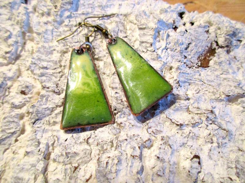 Handgearbeitete Ohrhänger Dreieck No.339 Grün Gelb Hängeohrringe Emaille Auf Kupfer Handarbeit Unikat Emailliert von KunsthaeuschenDeling
