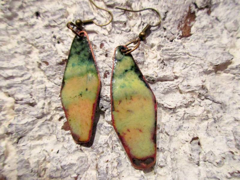 Handgearbeitete Ohrhänger Geometrisch Grün-Gold-Elfenbein 304 Emaille Auf Kupfer Handarbeit Unikat Emailliert von KunsthaeuschenDeling