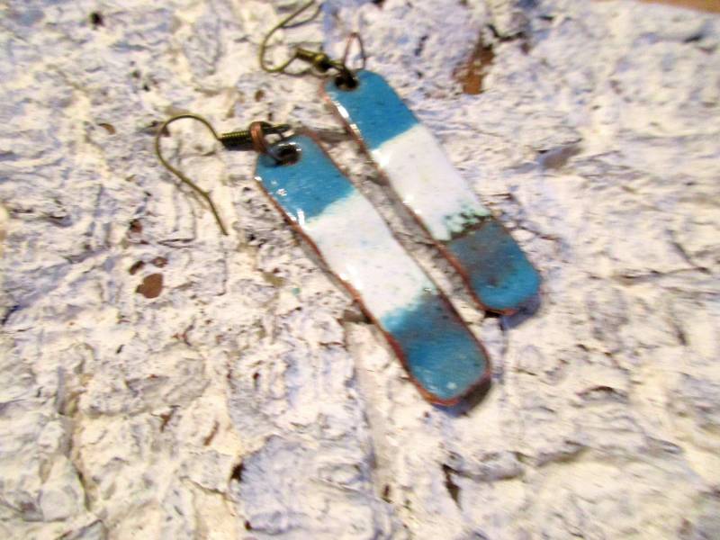 Handgearbeitete Ohrhänger Rechteck, Wellig Blau-Weiß No.366 Emaille Auf Kupfer Handarbeit Unikat Emailliert von KunsthaeuschenDeling