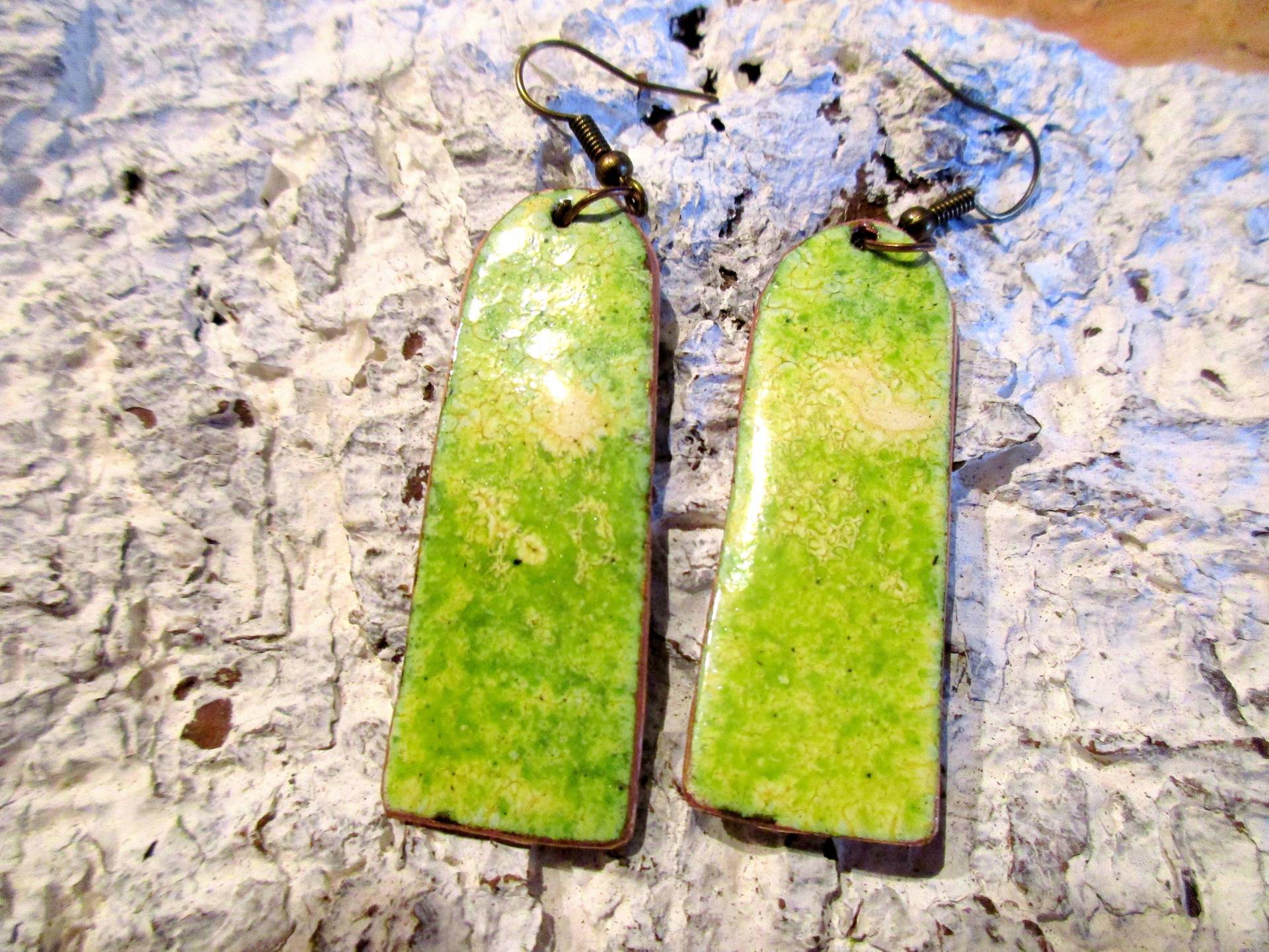 Handgearbeitete Ohrhänger Rechteck Grün-Weiß Verschneit No.172 Emaille Auf Kupfer Handarbeit Unikat Emailliert von KunsthaeuschenDeling