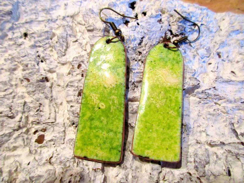 Handgearbeitete Ohrhänger Rechteck Grün-Weiß Verschneit No.172 Emaille Auf Kupfer Handarbeit Unikat Emailliert von KunsthaeuschenDeling