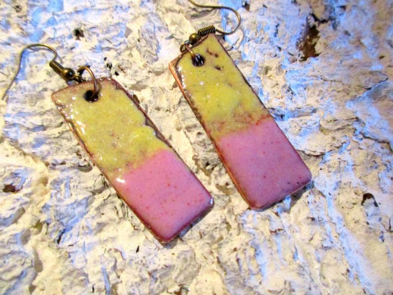 Handgearbeitete Ohrhänger Rechteck No. 332 Gelb Rosa Emaille Auf Kupfer Handarbeit Unikat von KunsthaeuschenDeling