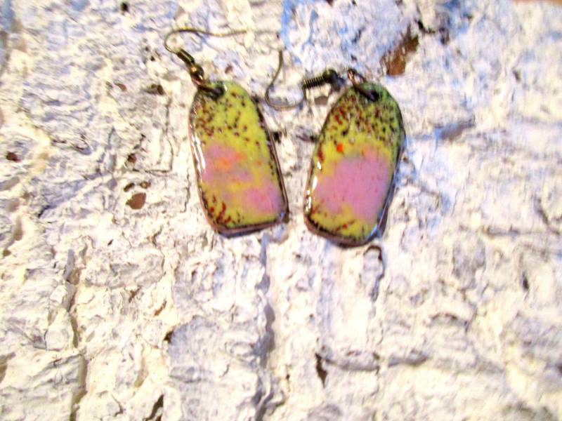 Handgearbeitete Ohrhänger Rechteckig Gelb Pink No. 242 Hängeohrringe Emaille Auf Kupfer von KunsthaeuschenDeling