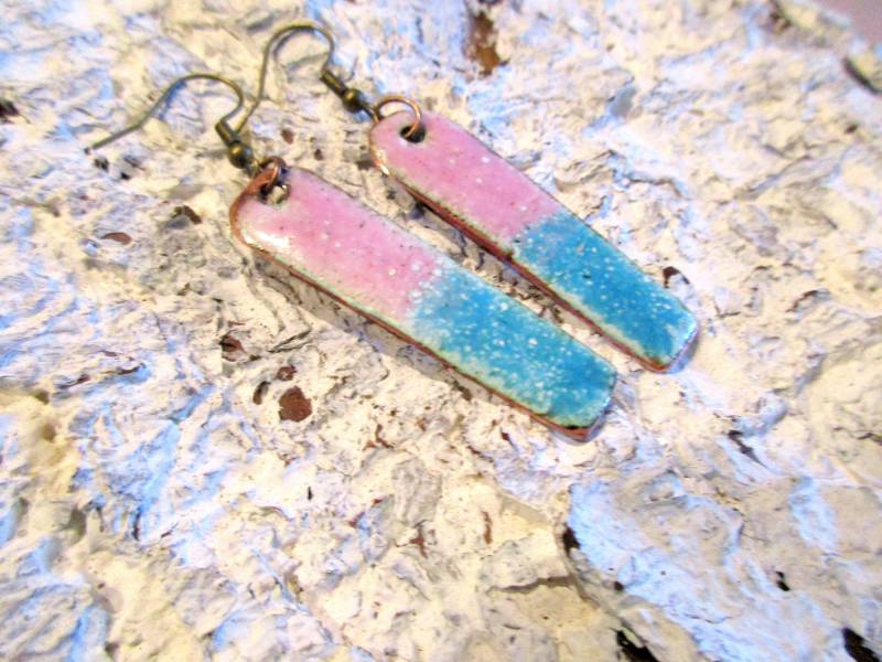 Handgearbeitete Ohrhänger Stäbchen Rosa Blau No. 358 Hängeohrringe Emaille Auf Kupfer Handarbeit Unikat von KunsthaeuschenDeling