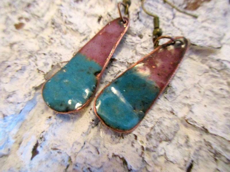 Handgearbeitete Ohrhänger Tropfen Blau Violett No. 349 Hängeohrringe Emaille Auf Kupfer Handarbeit Unikat von KunsthaeuschenDeling