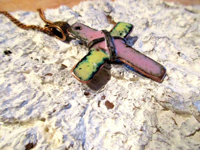 Kette Mit Anhänger Lebenskreuz No. 315 Gelb Pink Emaille Auf Kupfer Handarbeit Unikat Emailliert von KunsthaeuschenDeling
