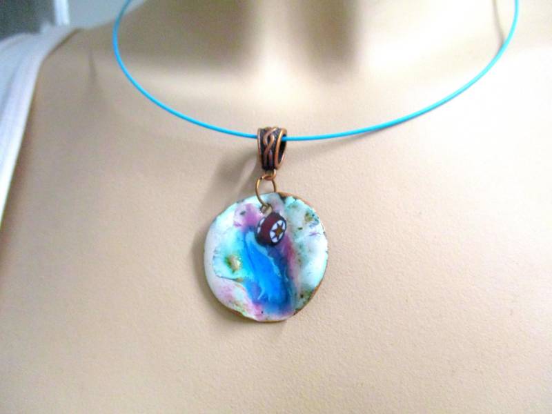 No 145 Emaille Schmuck Runder Anhänger Auf Kupfer Blau Pink Weiß Millefiorie Mit Halsreif Hippie Boho Blüte Handarbeit von KunsthaeuschenDeling