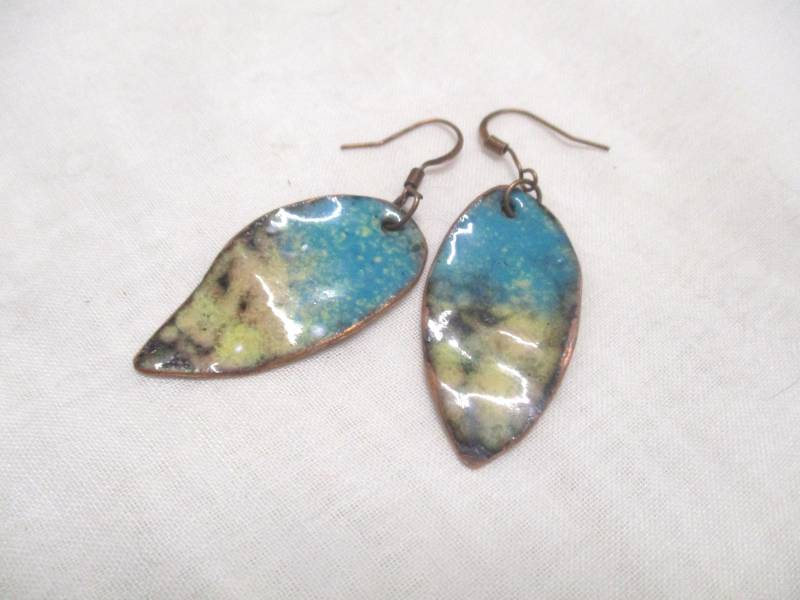 No 199 Emailleschmuck Ohrringe Handarbeit Emaille Blatt Türkis Gelb Braun Ohrhänger Blätter No 199 Emailleschmuck Ohrringe Handarbeit Emaille Blatt Türkis Gelb Braun Ohrhänger Blätter von KunsthaeuschenDeling