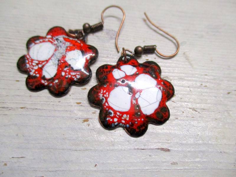 No 206 Emaille Ohrringe Blume Rot Weiß Ohrhänger Hängeohrringe Auf Kupfer Handarbeit Unikat Emailliert Schmuck von KunsthaeuschenDeling