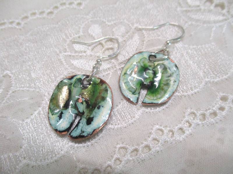 No 415 Calla Traumhafter Emaille Schmuck Ohrringe Ohrhänger Grün Gold Weiß 2, 1 X 1, 9 cm Versilberter Ohrhaken Unikat Boho Hippie Blume No 415 Calla Traumhafter Emaille Schmuck Ohrringe Ohrhänger Grün Gold Weiß 2, 1 X 1, 9 cm Versilberter Ohrhaken Unikat Boho Hippie Blume von KunsthaeuschenDeling