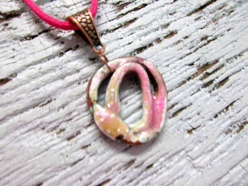 No R52 Emaille Anhänger Auf Kupfer Weiß Rosa Recyclingschmuck Handarbeit Unikat Hippie Boho Schmuck Recycling von KunsthaeuschenDeling
