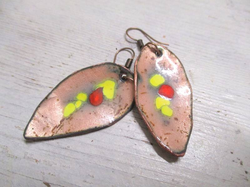 Ohrhänger Aus Emaille No 212 Blatt Lachs Rot Gelb Hängeohrringe Auf Kupfer Handarbeit Unikat Emailliert von KunsthaeuschenDeling