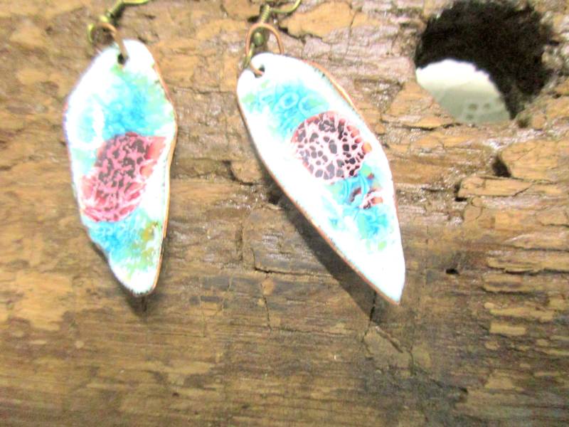 Ohrhänger Emaille No. 326 Blattform Weiss Türkis Pink Auf Kupfer Handarbeit Unikat von KunsthaeuschenDeling