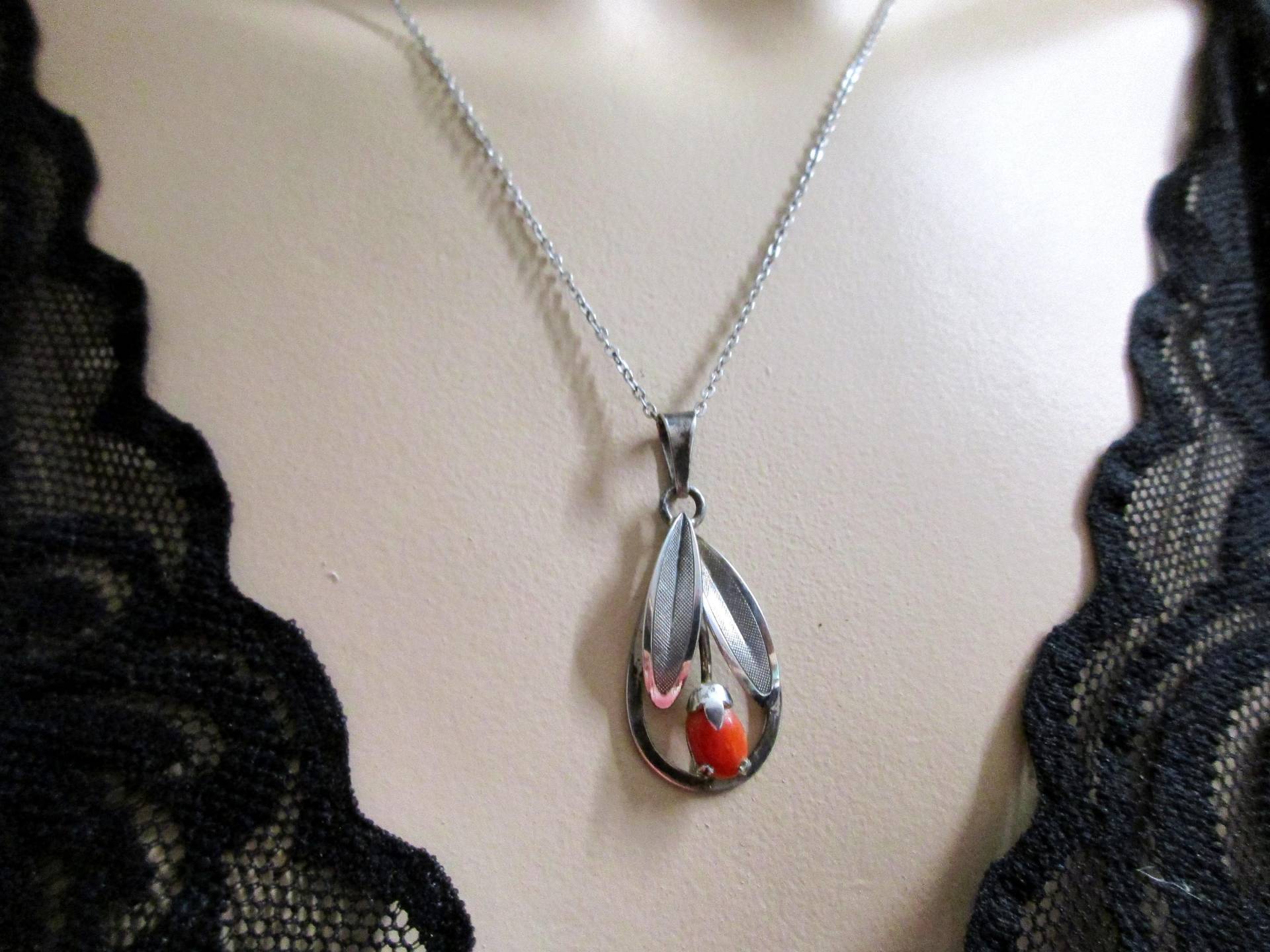 S 15 Silber Anhänger Mit Koralle Theodor Klotz Rot Blume Teka Feiner Silberkette 925 44 cm Mid Century S 15 Silber Anhänger Mit Koralle Theodor Klotz Rot Blume Teka Feiner Silberkette 925 44 cm Mid Century von KunsthaeuschenDeling