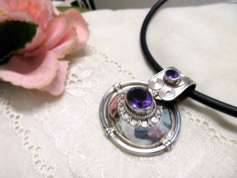 S 3 Wundervoller, Großer Handgearbeiteter Silberanhänger Mit Leuchtenden Amethysten Amulett Kautschukkette Handarbeit S 3 Wundervoller, Großer Handgearbeiteter Silberanhänger Mit Leuchtenden Amethysten Amulett Kautschukkette Handarbeit von KunsthaeuschenDeling