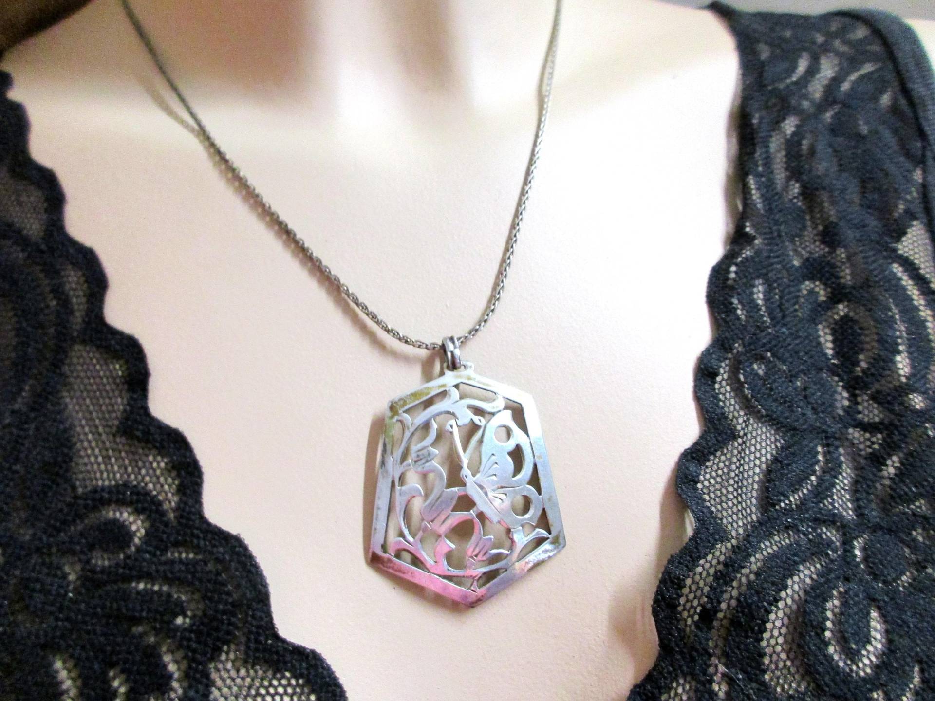 S 46 Zauberhafter Jugendstil Art Déco Anhänger Schmetterling Silber 835 Silberschmiedekunst Handarbeit Floral Mit Langer Silberkette von KunsthaeuschenDeling