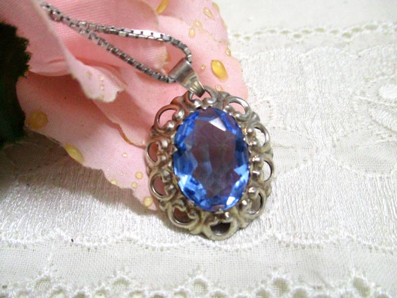 S.1 Silberner Ovaler Art Deco Anhänger Blauer Farbstein 800 Mit Feiner Venezianer Silberkette von KunsthaeuschenDeling