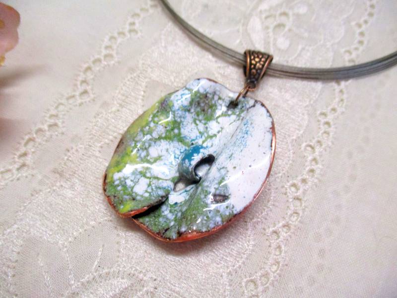 Traumhafter Emaille Schmuck Anhänger Weiß Grün Gelb Hellblau 4, X 4, 3 cm Mit Halskette Handarbeit Unikat Hippie Frühling Calla Blume von KunsthaeuschenDeling