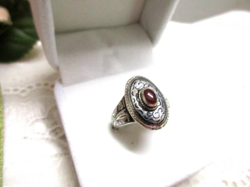 Wundervoller Dekorativer Niello Silberring Mit Granat 925 Größe 56 17, 75 Mm Granatring Damenring Silber Geschenk Roter Stein von KunsthaeuschenDeling