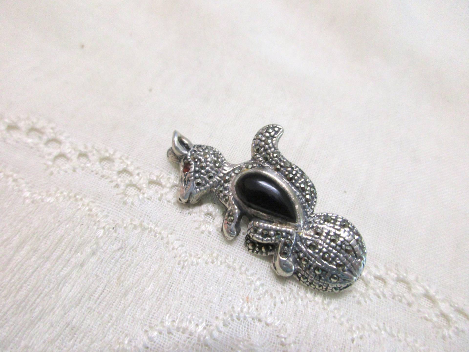 Zauberhafte Art Déco Brosche Eichhörnchen Silber 925 Markasiten Tierbrosche Onyx Anstecknadel von KunsthaeuschenDeling