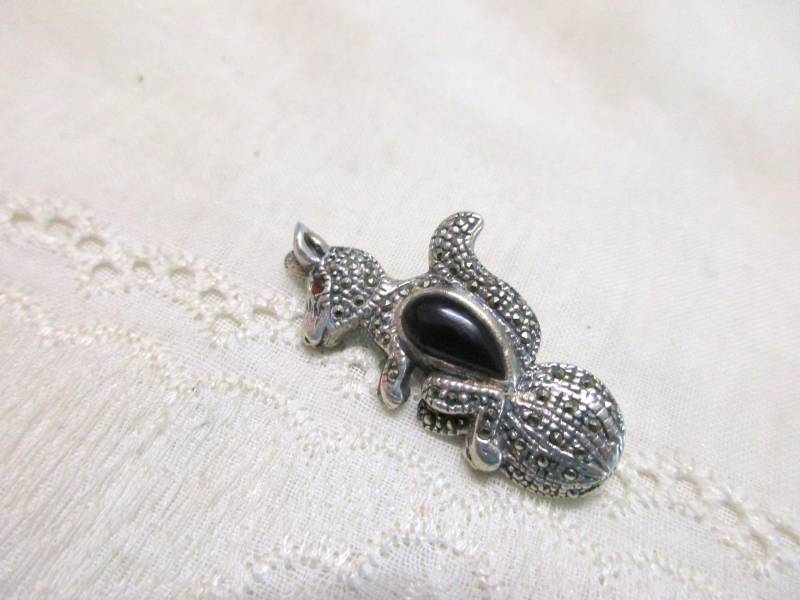 Zauberhafte Art Déco Brosche Eichhörnchen Silber 925 Markasiten Tierbrosche Onyx Anstecknadel von KunsthaeuschenDeling