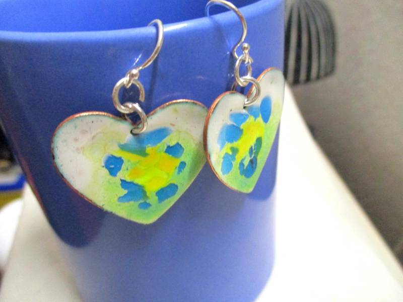 Zauberhafte Herzen Grün Gelb Blau Silber 261 Ohrhänger Hängeohrringe Emaille Auf Kupfer Handarbeit Unikat Emailliert von KunsthaeuschenDeling