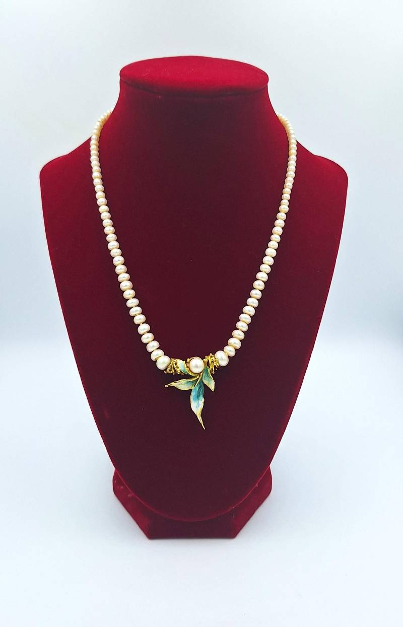 Einzigartige Perlenkette Mit 18 K Goldverschluss Und Goldanhänger in Blattform von KunsthandelBursch