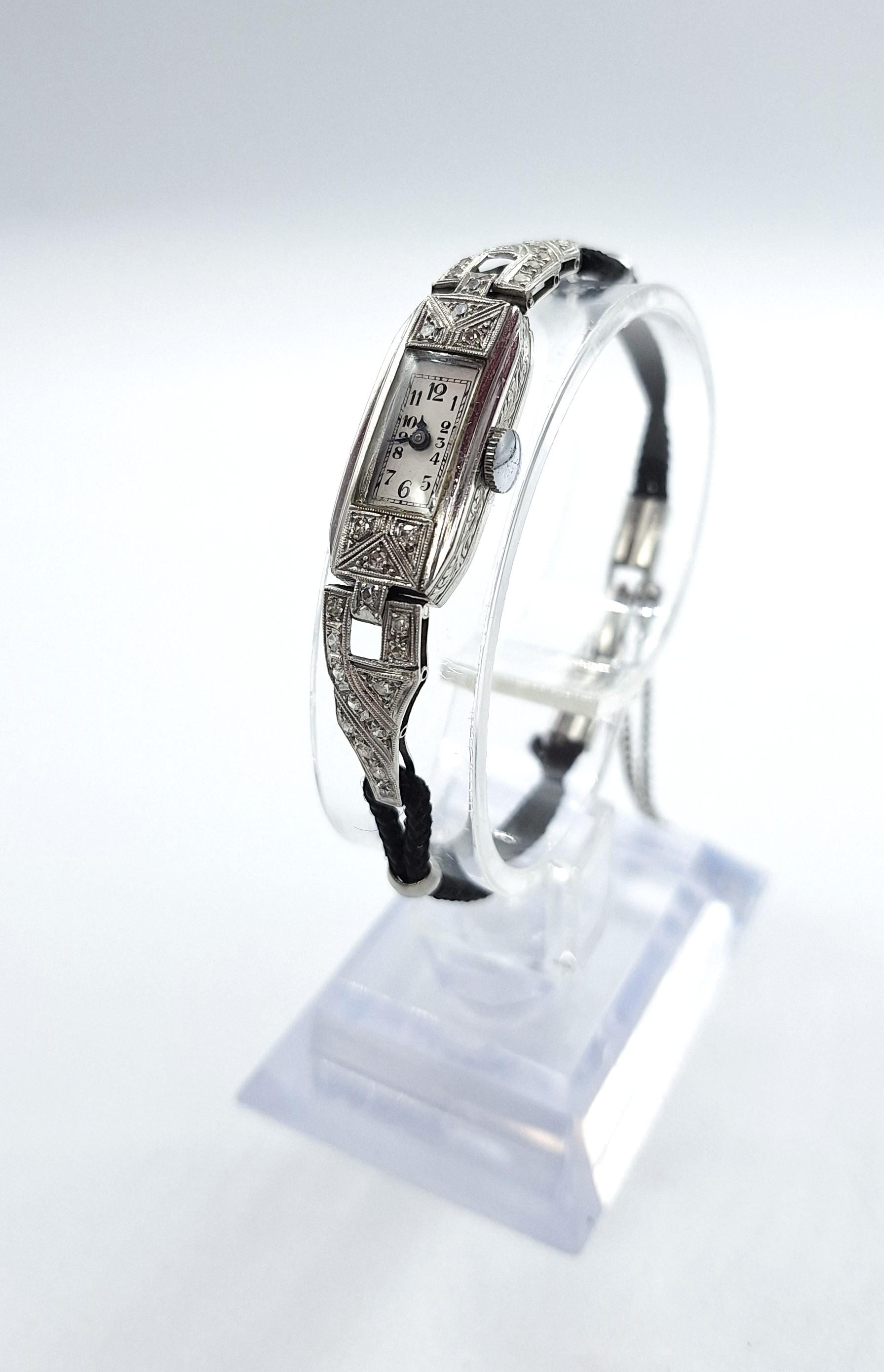Elegante Art-Deco Armbanduhr Aus Platin Für Frauen Mit Kleinen Brillanten Den 30Er Jahren von KunsthandelBursch