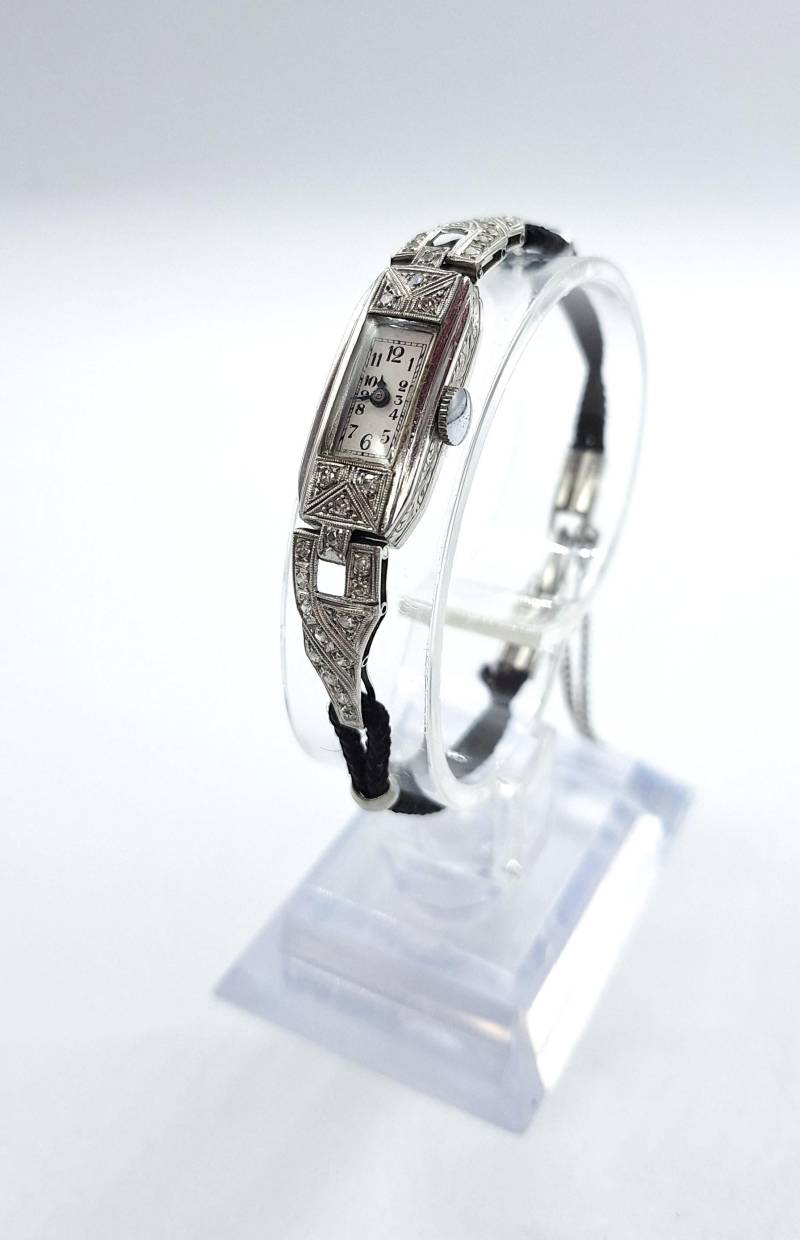 Elegante Art-Deco Armbanduhr Aus Platin Für Frauen Mit Kleinen Brillanten Den 30Er Jahren von KunsthandelBursch