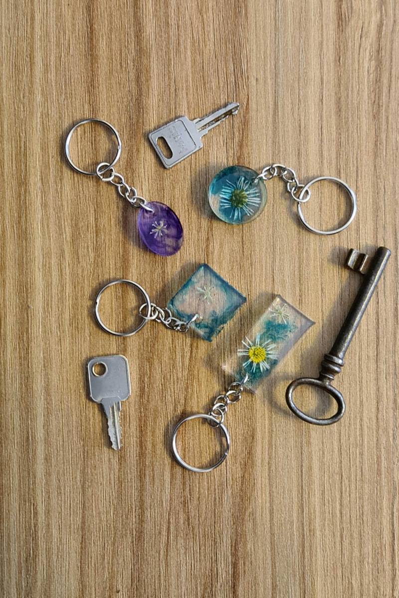 Schlüsselanhänger Epoxid Mit Blüte Und Farbe Schlüsselanhänger Epoxid Mit Blüte Und Farbe von KunsthandwerkErzwerk