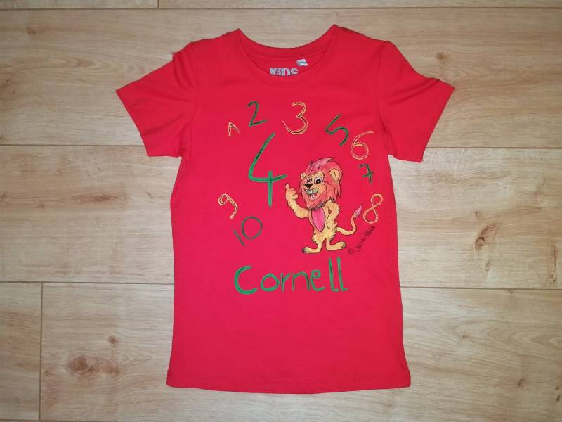 Kids-Shirt - Zahlen-Löwe Handgemalte Motive Gr. 86-164 Verschiedene Farben Individualisierbar Unikat von Kunstschuppen