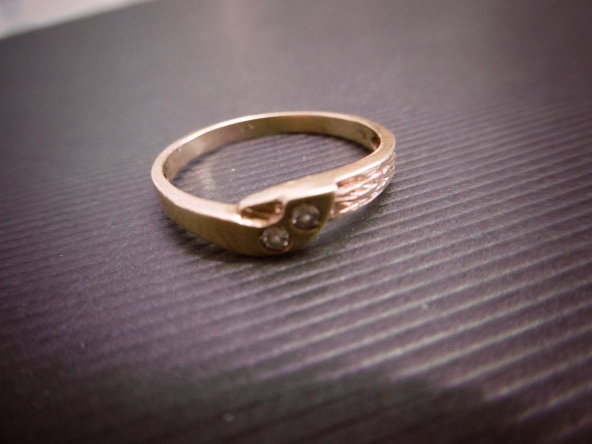 Bezaubernder Filigraner Damenring 375Er Gold Mit 2 Kl. Steinen, Ø 19 Mm Bezaubernder Filigraner Damenring 375Er Gold Mit 2 Kl. Steinen, Ø 19 Mm von KunstundSchund