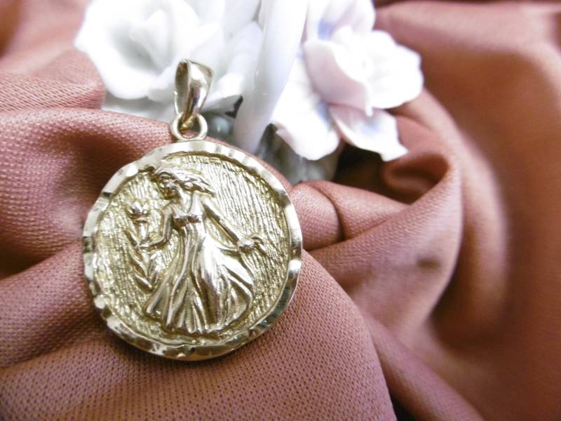 Edler Vergoldeter Anhänger Mit Relief "Frau Blume" | Modeschmuck von KunstundSchund