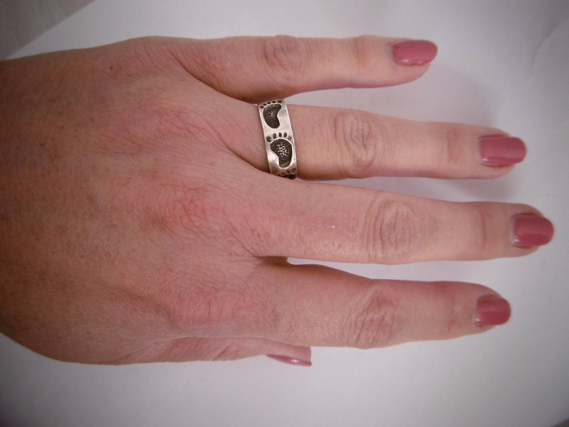 Vintage Boho Ring Mit Niedlichem Füßchen-Relief , 925Er Silber, Ø Ca. 20 Mm von KunstundSchund