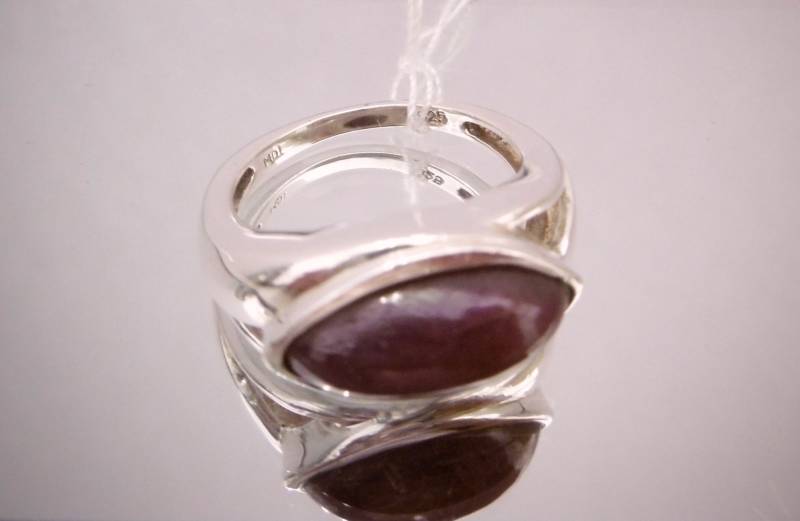 Wunderschöner, Schlichter Ring Mit Weinrotem Schmuckstein , 925Er Silber von KunstundSchund