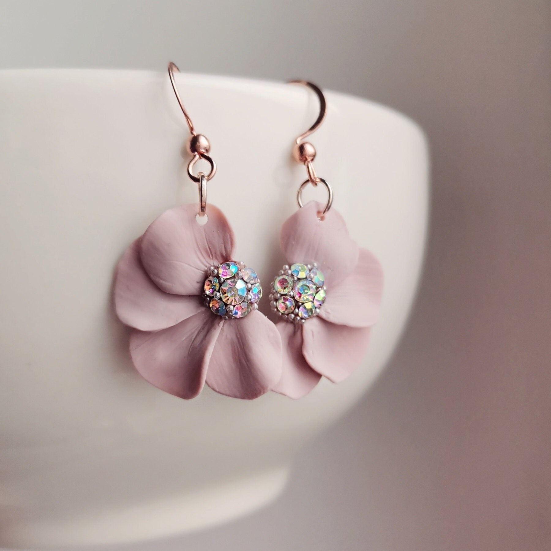 Rosa Blüten Ohrringe, Blumenohrringe, Flower, Handmadeschmuck, Geschenk, Nickelfrei, Rose Vergoldet, Festival Schmuck von KunstvollMalerei