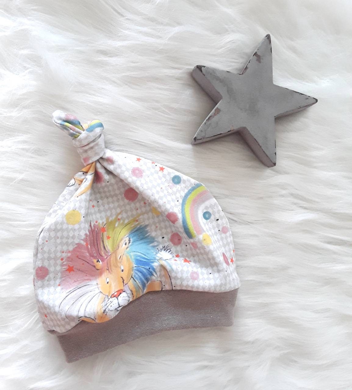 Baby Knotenmütze Löwe Safari Regenbogen Babymütze Säuglingsmütze Erstlingsmütze Junge Mädchen Geschenk Geburt Newborn Babyset von KunterbunteUnikate
