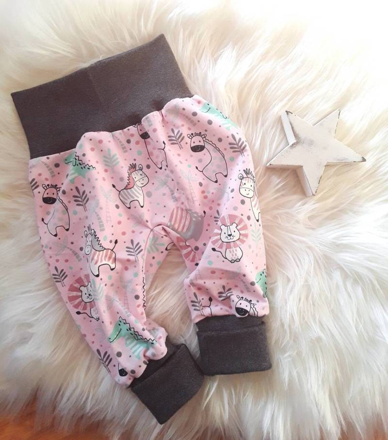 Baby Pumphose Dschungel Safari Löwe Tiger Zebra Babyhose Mitwachshose Tobehose, Mädchen, Geschenk Geburt Mädchen von KunterbunteUnikate