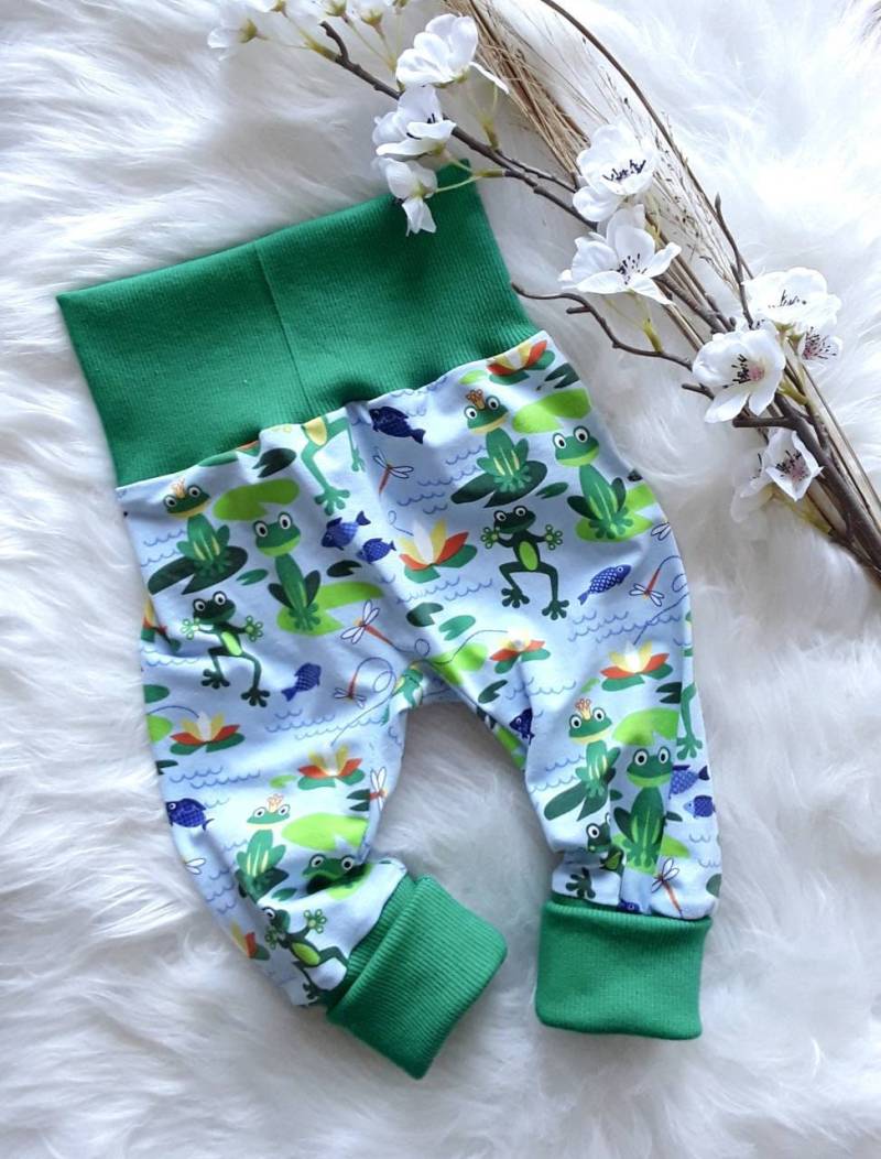 Baby Pumphose Frosch Frösche Froschteich Mitwachshose Tobehose Babyhose Junge Mädchen Geschenk Geburt Newborn Babyset von KunterbunteUnikate