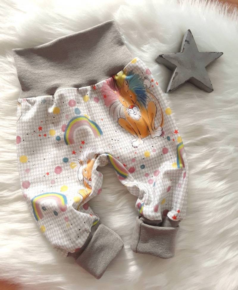 Baby Pumphose Löwe Regenbogen Zoo Babyset Mitwachshose Mädchen Junge Geschenk Geburt von KunterbunteUnikate