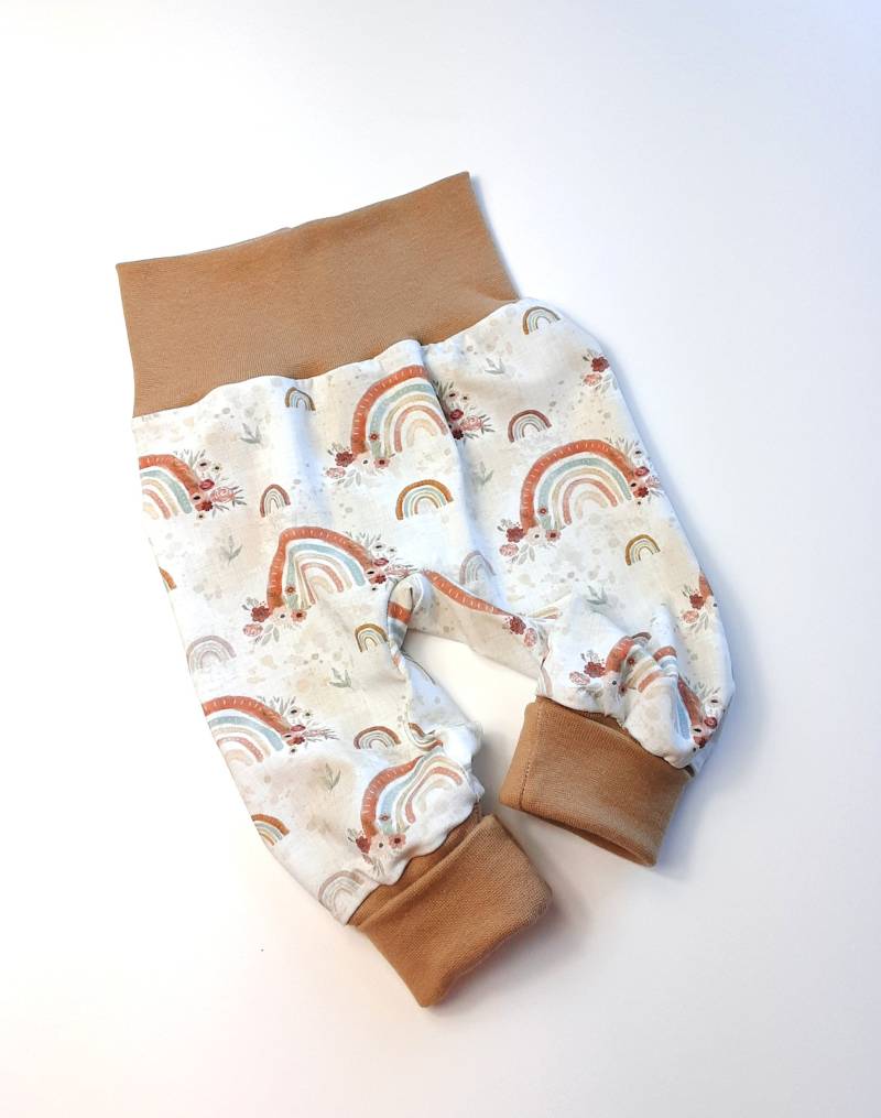 Baby Pumphose Regenbogen Bohostyle Blumen Bohamian Mitwachshose Babyhose Mädchen Junge Geschenk Geburt Babyset von KunterbunteUnikate