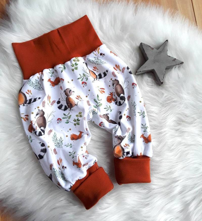 Baby Pumphose Waldtiere Waschbär Eichhörnchen Herbst Mitwachshose Tobehose Babyhose Geschenk Geburt Newborn Mädchen Junge von KunterbunteUnikate